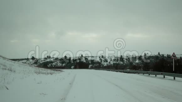冬天的雪地路视频的预览图