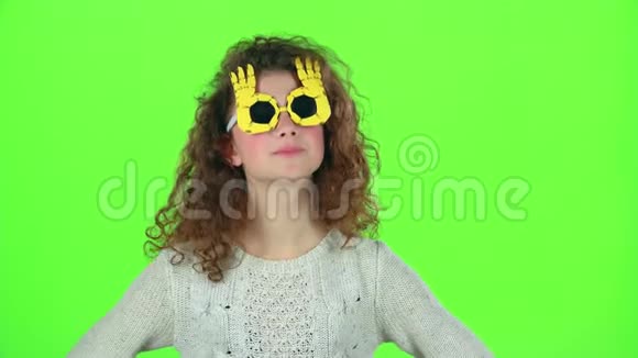 小女孩戴着滑稽的眼镜跳舞绿色屏幕视频的预览图
