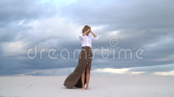 在沙漠里摆姿势的金发美女视频的预览图