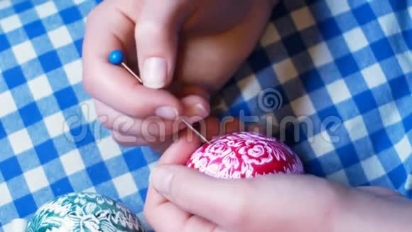 女孩手细节彩蛋上雕刻复活节饰品雕刻技术东方典型风俗视频的预览图