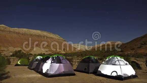 在哈萨克斯坦阿尔丁艾梅尔的观景场和露营帐篷上的星空时间流逝视频的预览图