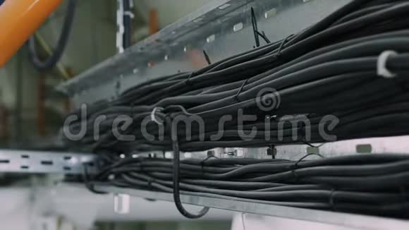 安装柔性电力电缆位于通道内视频的预览图