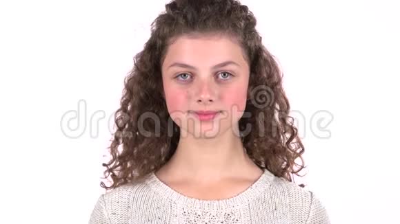 十几岁的女孩放肥皂泡白色背景视频的预览图