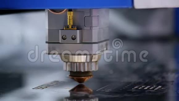 工业激光机器人切割机焊缝特写视频的预览图