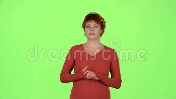 红发女人谈论商品的优点绿色屏幕视频的预览图