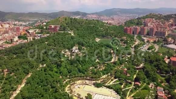 从著名的巴塞罗那公园盖尔俯瞰空中景色视频的预览图