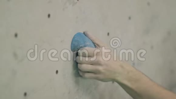 手爬机特写训练攀岩者在巨石室视频的预览图