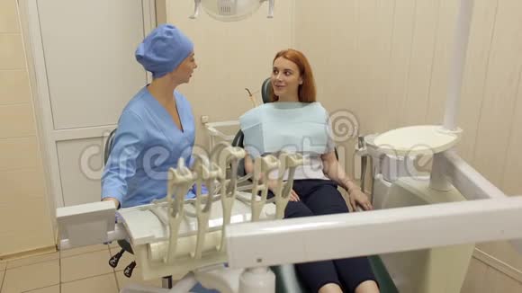牙医在诊所里和一个女病人说话视频的预览图