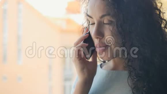 可爱的女孩和一个站在窗外的朋友打电话视频的预览图