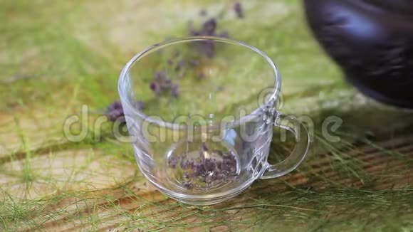 茶是从一个陶土茶壶倒入一个玻璃杯里的茶道仪式视频的预览图