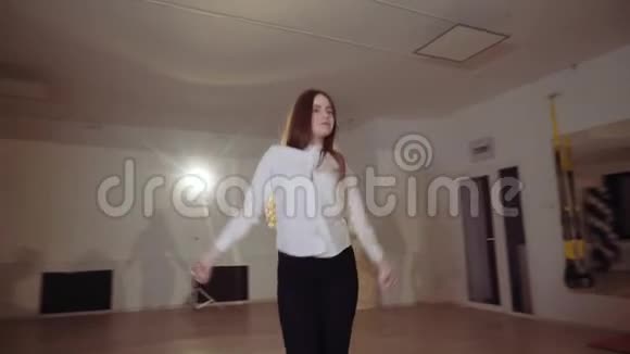 舞蹈室里的女孩在镜子前跳舞视频的预览图
