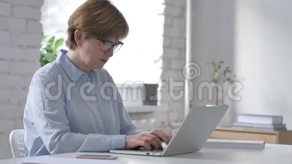 头痛紧张的老女人在工作视频的预览图