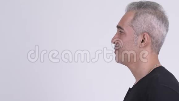 一个英俊的波斯男人在白色背景下交谈的侧面视频的预览图