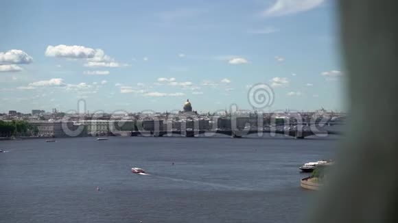 俄罗斯圣彼得堡的城市景观从涅瓦河奥罗拉战舰博物馆和市中心的高空俯瞰视频的预览图