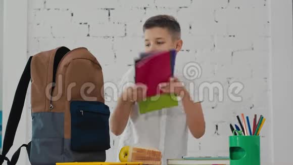 男生放背包课本练习本午餐回学校去视频的预览图