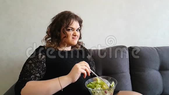 美丽的女孩吃沙拉午饭表情沙发饥饿惊奇厌恶情感开胃视频的预览图