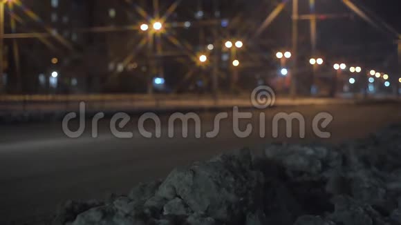 冬季夜间交通视频的预览图