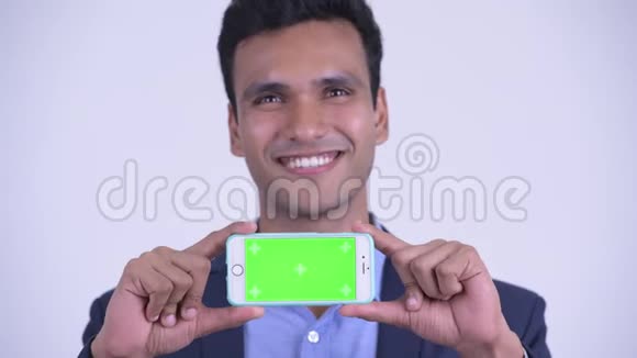 一位年轻快乐的印度商人展示电话视频的预览图
