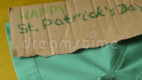 圣帕特里克节的短信和一件绿色衬衫躺在桌子上准备盛宴视频的预览图