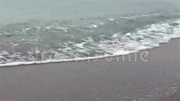 寒冷天气下的海浪视频的预览图