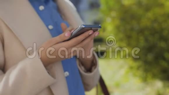 女人用智能手机手的特写镜头视频的预览图