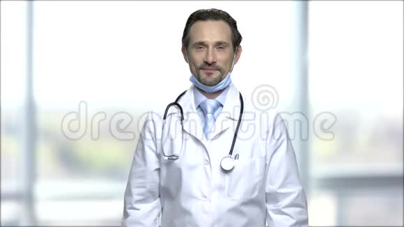 成熟男医师戴上防护面罩视频的预览图