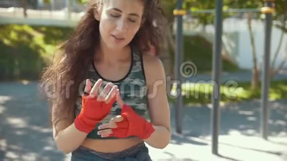 夏季公园户外拳击运动的年轻女子视频的预览图