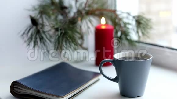 一杯咖啡和窗台上的日记视频的预览图