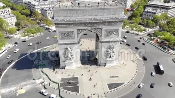 夏日巴黎城市风景著名凯旋门鸟瞰视频的预览图