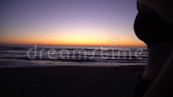 日落时分美丽的运动女孩在海滩上奔跑视频的预览图