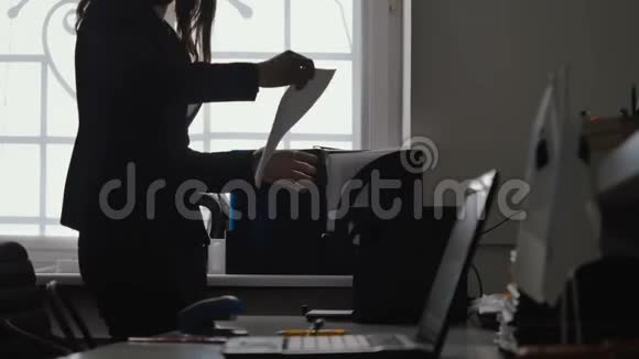 女商人在办公室复印文件视频的预览图