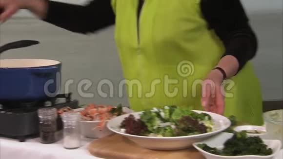 芦笋和绿叶蔬菜视频的预览图