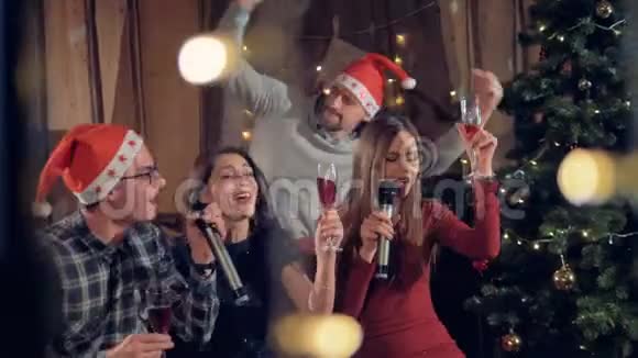 欢乐的朋友们在迷人的新年圣诞晚会上尽情跳舞庆祝节日4K视频的预览图
