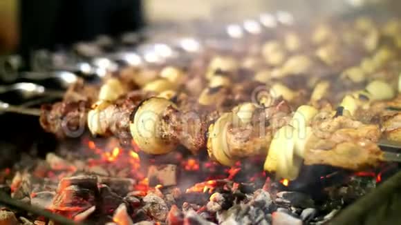 烤架上烤着的烤串烧烤派对特写镜头视频的预览图