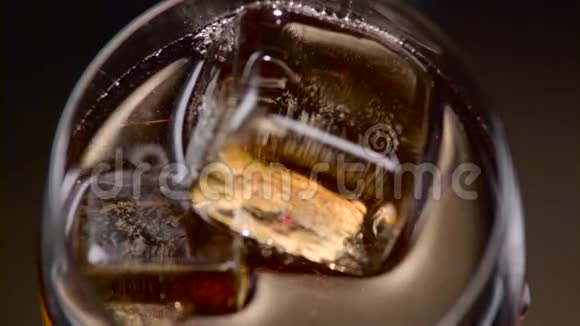 透明冰块在一杯的可乐里上景关门视频的预览图