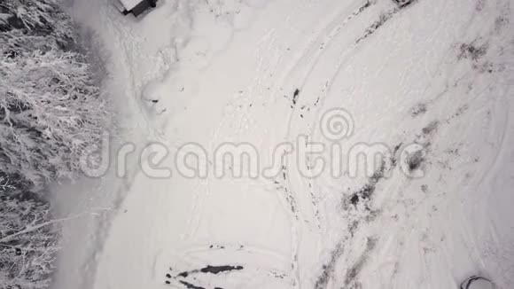 一个上升的空中镜头一个白雪覆盖的停车场和山上的树木视频的预览图