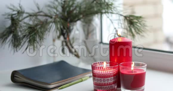 窗台上的蜡烛和笔记本视频的预览图