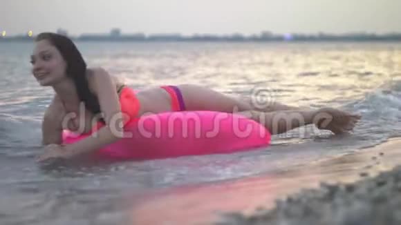 一个在海里的女孩沉溺于充气圈视频的预览图