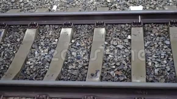 铁路铁轨从火车窗口观看视频的预览图