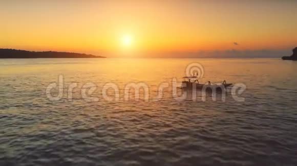 日落海洋上空的无人机飞行帆船视频的预览图