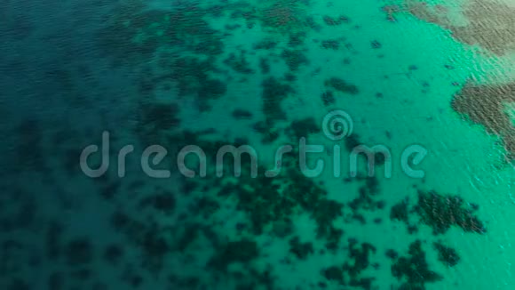 泻湖中透明的蓝色海水海水表面在泻湖复制空间为文本视频的预览图