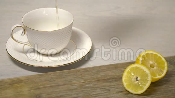 茶倒在木桌上的白茶杯里视频的预览图
