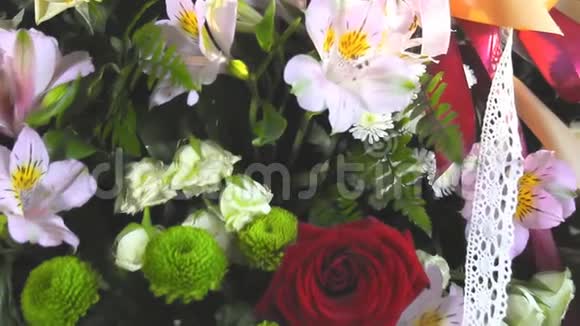 有玫瑰和其他花的气味视频的预览图