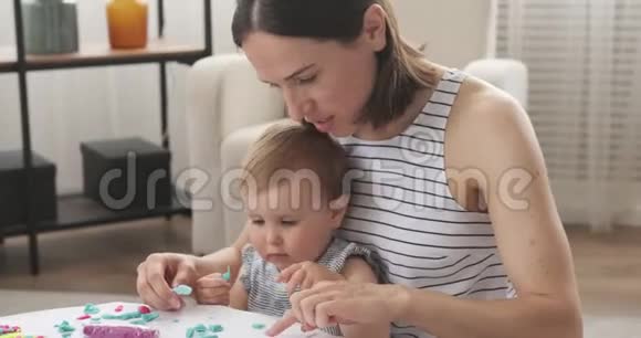 妈妈和小女儿玩塑料视频的预览图