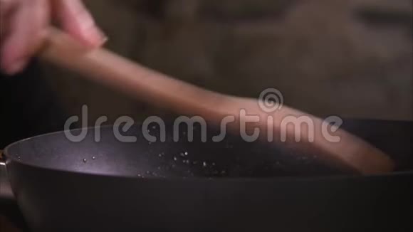 一个蓝色的砂锅和一个黑色的锅被煮熟视频的预览图