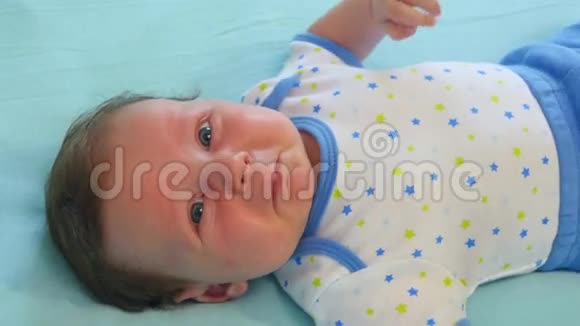 新生儿哭婴儿视频的预览图