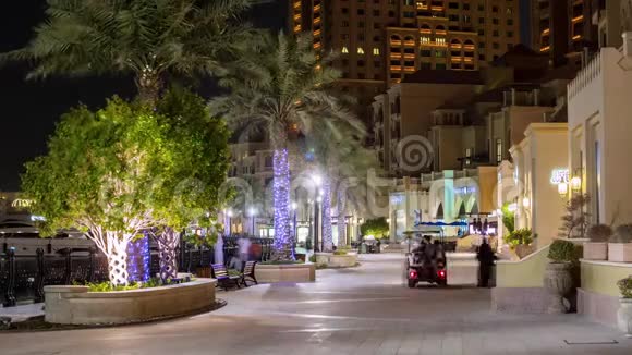 多哈卡塔尔街道时间推移人们在中东市中心的夜晚漫步建筑视频的预览图