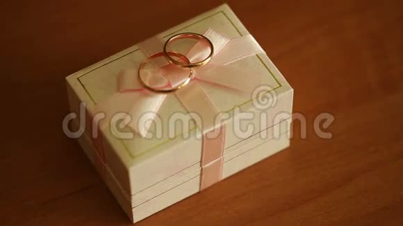 婚礼戒指在盒子上视频的预览图