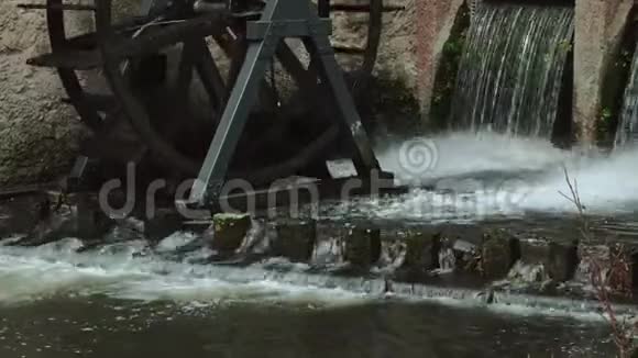 超高清晰度视频木制水磨驱动下降河流流视频的预览图