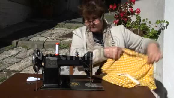 老式缝纫机与妇女MF视频的预览图